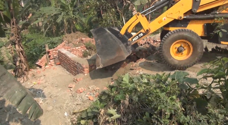 নরসিংদীতে রাস্তার পাশের শতাধিক অবৈধ স্থাপনা উচ্ছেদ